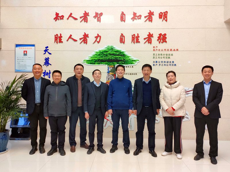 61a702cb28a1a.jpg 10合影_副本.jpg